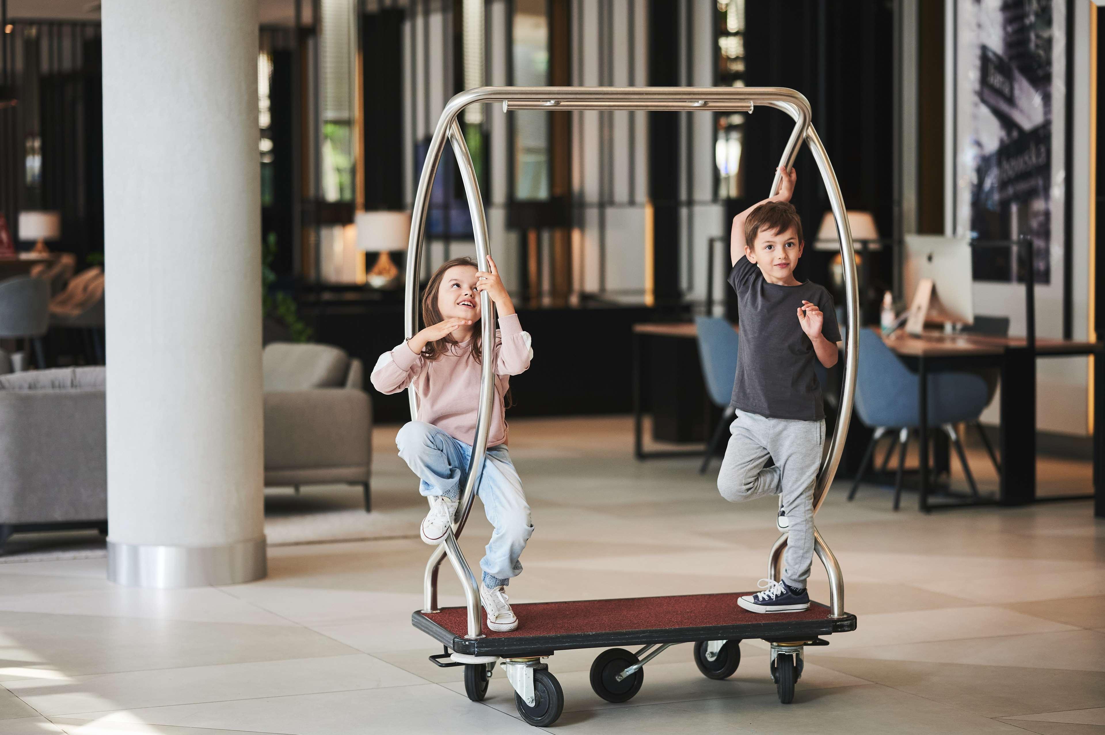 Radisson Collection Hotel, 华沙 外观 照片 Kids on luggage cart