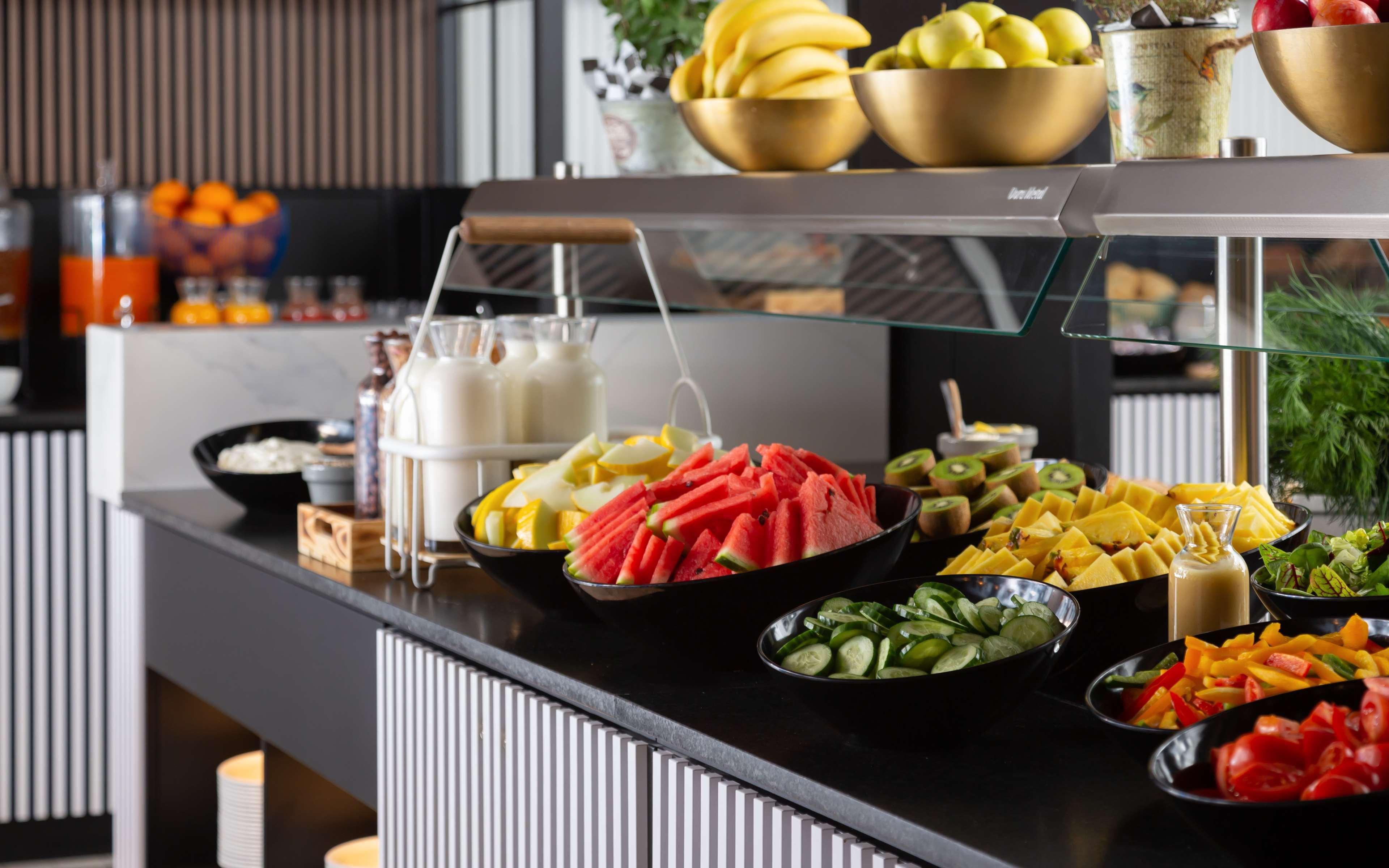 Radisson Collection Hotel, 华沙 外观 照片 Breakfast buffet at a luxury hotel