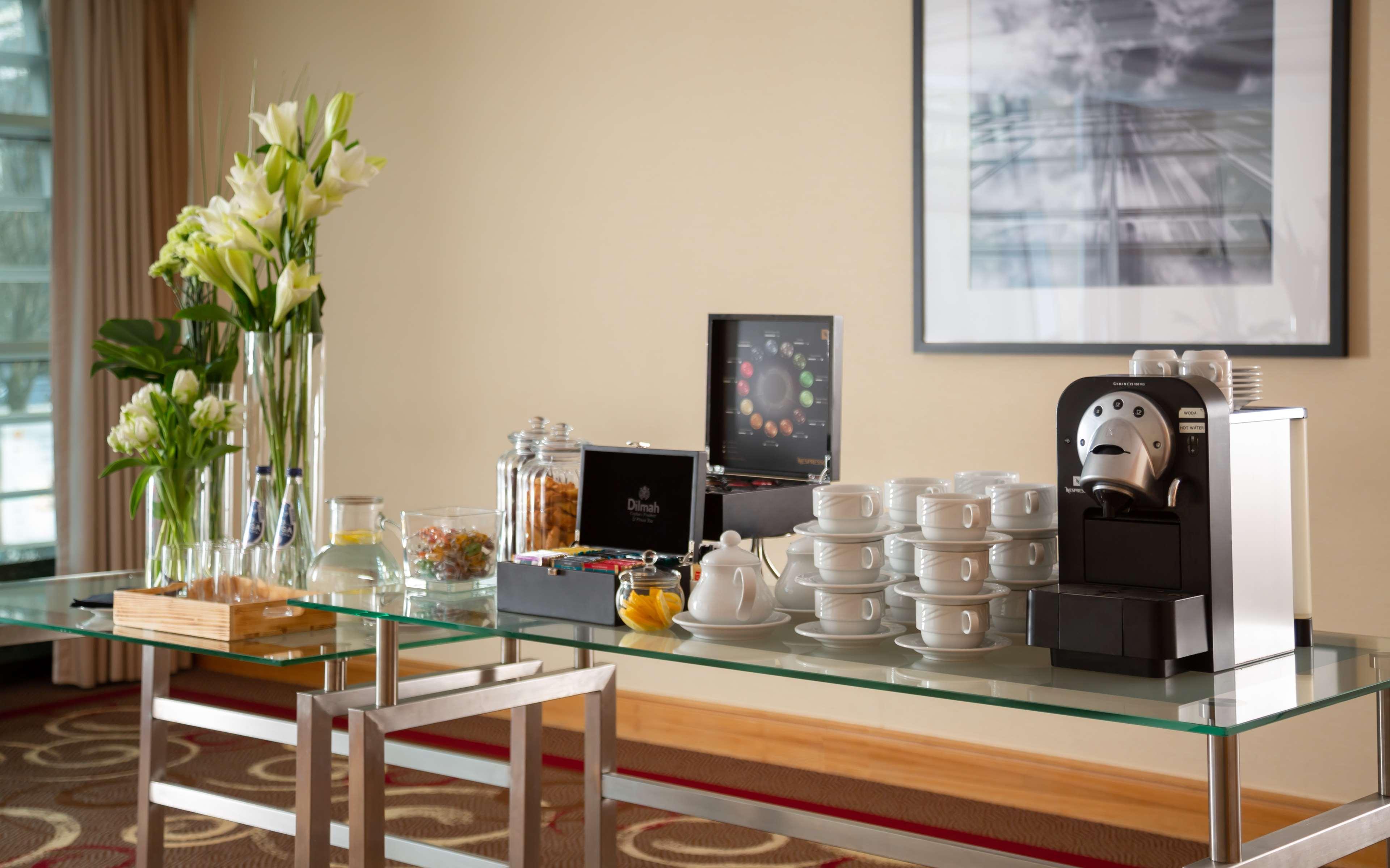 Radisson Collection Hotel, 华沙 外观 照片 A coffee table with a Nespresso machine